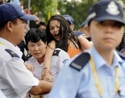 チベット支持派の女子大生、競技場から強制退去