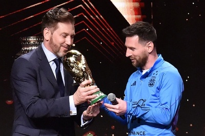 W杯制覇のアルゼンチン代表 南米サッカー連盟本部で祝勝会