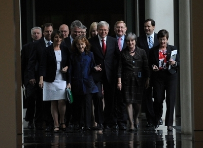 豪与党党首選、ギラード首相が再選 ラッド前首相を破る