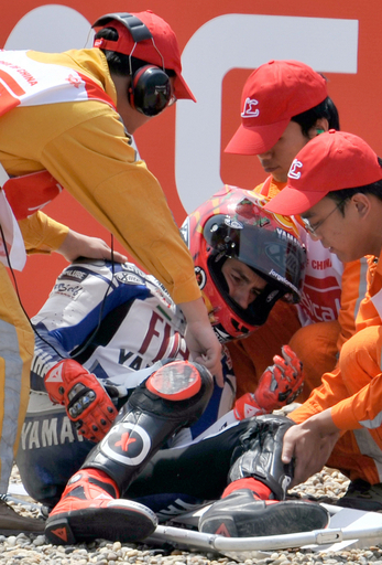 ロレンゾ 中国GPのフリー走行1回目でクラッシュし負傷