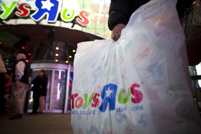 トイザらス、フランスの店舗でおもちゃの銃を撤去へ