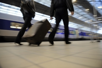 剣ふりかざした男が列車ジャック、女性を人質に フランス