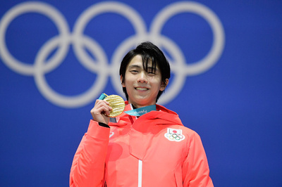 羽生結弦、2大会連続の金メダル手に笑顔 平昌五輪