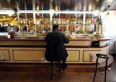 バーで酒を飲む男、バッグには恋人の頭部 スペイン