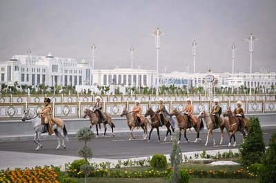 トルクメニスタン、前大統領にちなんだ新都市お披露目 投資額7200億円