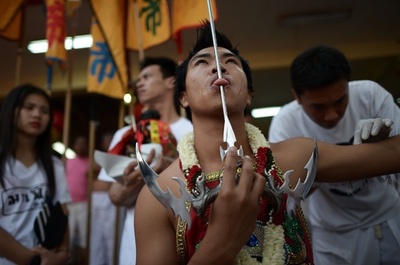 痛々しい苦行で罪をはらう、恒例のタイの奇祭