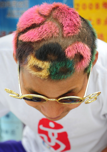 体を張って五輪を応援、ヘアスタイルはロゴ型で5色使い