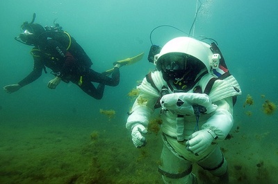  見た目以上に過酷？ 水中で宇宙探査訓練 フランス南部沖
