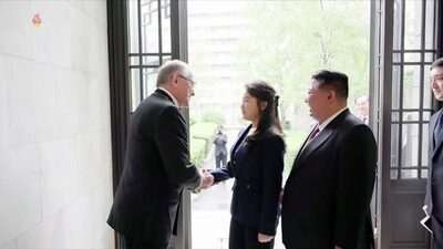 金正恩総書記の娘は「ファーストレディ」か「後継者」か…“権力の中心”に迫る存在感