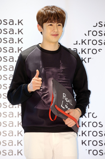 2PMニックン、バッグブランド主催のサイン会に登場