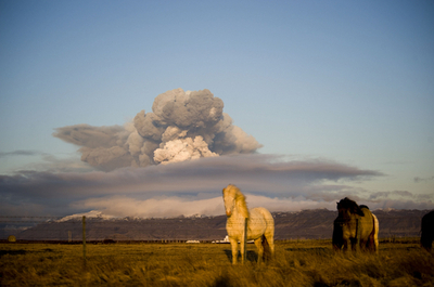 アイスランド噴火、巻き上がる火山灰