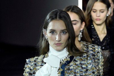 金糸やビーズ刺繍が圧巻、「アザロ」18年春夏オートクチュール