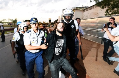 ブラジル首都で反W杯デモ、催涙ガスで強制排除