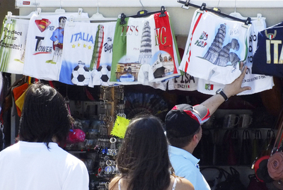 イタリア観光名所のピサ、悪趣味な土産品取り締まりへ