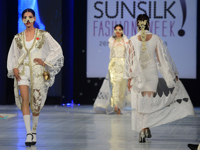 パキスタン北部ラホールでファッションショー開催