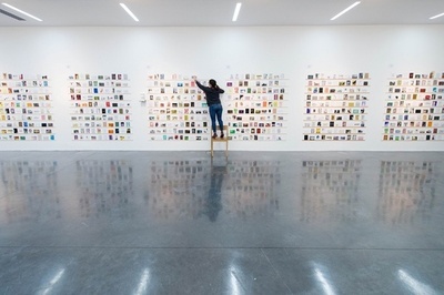 買うまで作者が分からない展覧会、ロンドンで開催