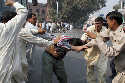 パキスタン当局、ブット元首相支持者ら約400人を拘束