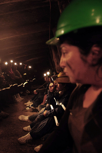 チリ鉱山地下500メートルで、女性33人が失業に抗議スト