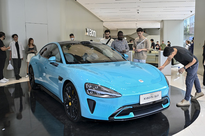 シャオミ初のEVが展示、人だかりに 中国
