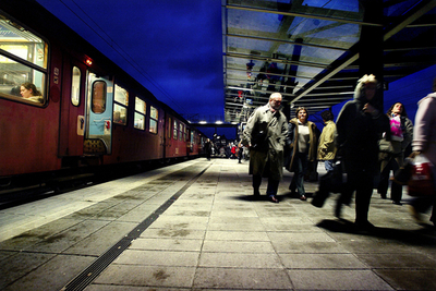 熱気ムンムンの待合室の外で、凍えながら列車を待つ