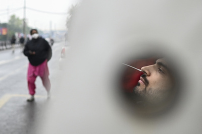 【今日の1枚】人けがない通り、隣は何をする人ぞ インド