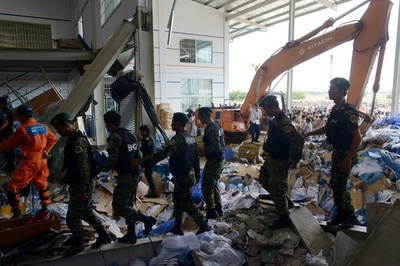 靴工場の天井崩落で2人死亡、カンボジア