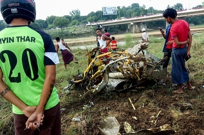 戦闘機2機墜落、操縦士2人と民家直撃で少女1人死亡 ミャンマー