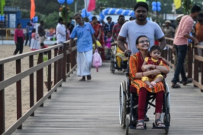 国際障害者デー スロープ設置でバリアフリーの海へ インド