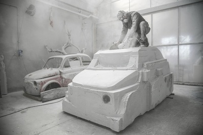 15トンの大理石切り出し実物大フィアット、消費社会を批判