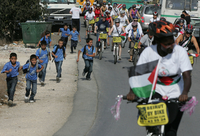 中東の平和を訴える女性サイクリスト集団、パレスチナ自治区入り