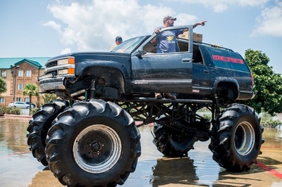 巨大トラックに乗った天使たち、「ハービー」被災地で救助ボランティア