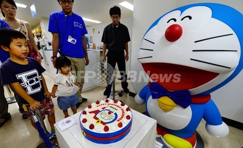 ハッピーバースデー ドラえもん ケーキでお祝い 東京タワー 写真6枚 ファッション ニュースならmode Press Powered By Afpbb News