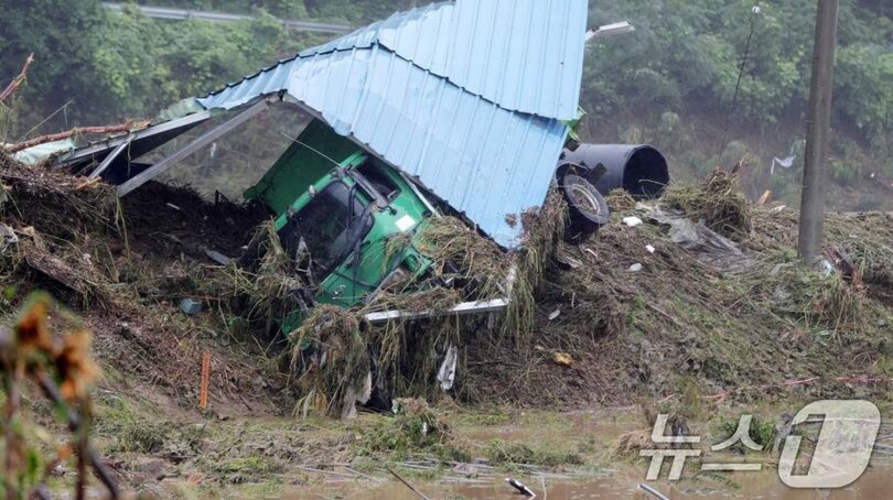 2024年7月10日、全羅北道完州郡で豪雨により破壊された車庫と車両(c)news1