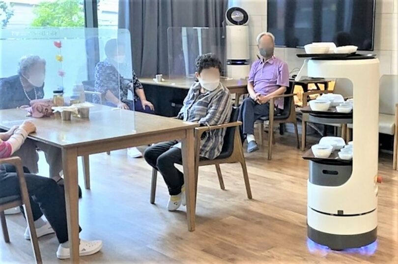 高齢者介護施設で使われているRGT「サーボット」(写真=RGT提供)(c)NEWSIS
