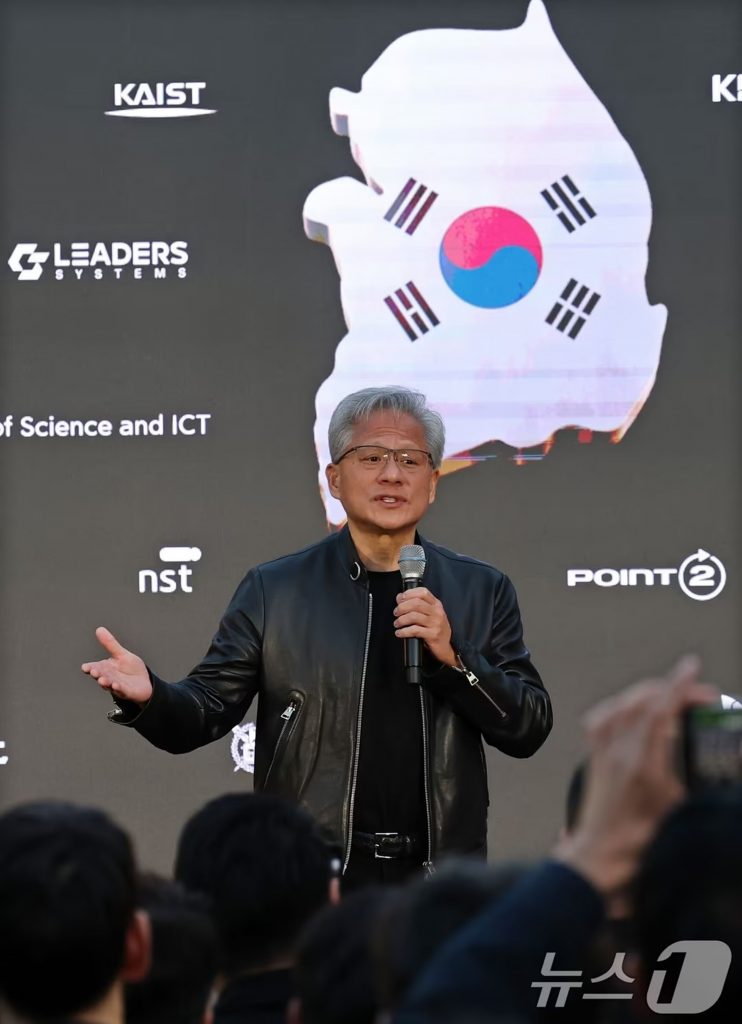 「エヌビディア Korea AI Ecosystem Reception」で演説するジェンスン・フアン氏(c)news1