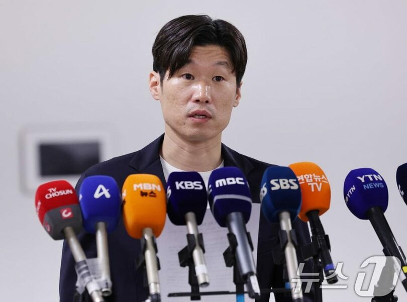 Kサッカー革新委員会の第3回会議後、記者説明する共同委員長のパク・チソン氏。(c)news1
