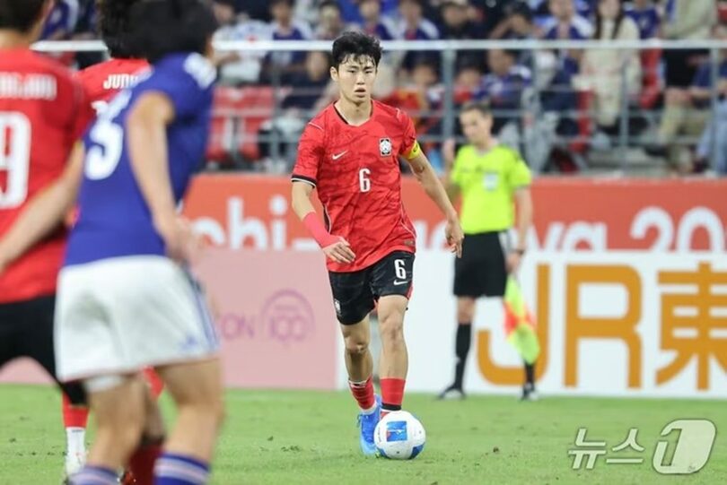 3日、愛知県豊田市の豊田スタジアムで開かれた2026年愛知・名古屋アジア大会男子サッカー決勝の韓国―日本戦で、パスコースを探す韓国代表のイ・ギヒョク＝2026年10月3日 (c)news1