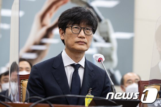 先月24日、科学技術情報放送通信委員会の科学技術情報通信省などに対する総合監査に出席し、議員の質疑に耳を傾けるネイバーのグローバル投資責任者（GIO）、イ・ヘジン氏(c)news1