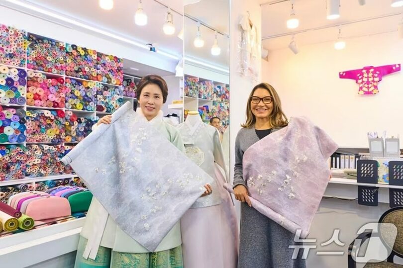 21日、広蔵市場内の韓服店を訪れたキム・ヘギョン氏とロサンジェラ氏＝青瓦台提供(c)news1