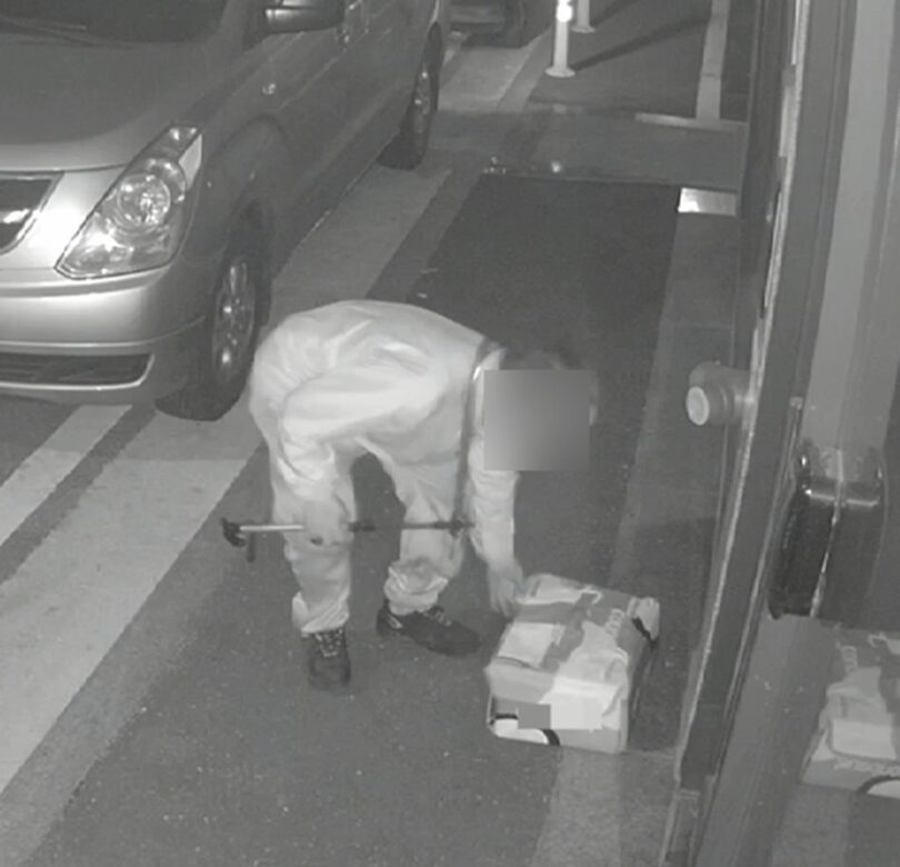 防犯カメラの写真＝「痛いから店長だ」キャプチャー(c)MONEYTODAY