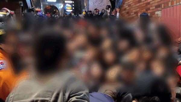 30日未明、ソウル・梨泰院で現場を検証する警察と消防隊員ら(c)MONEYTODAY