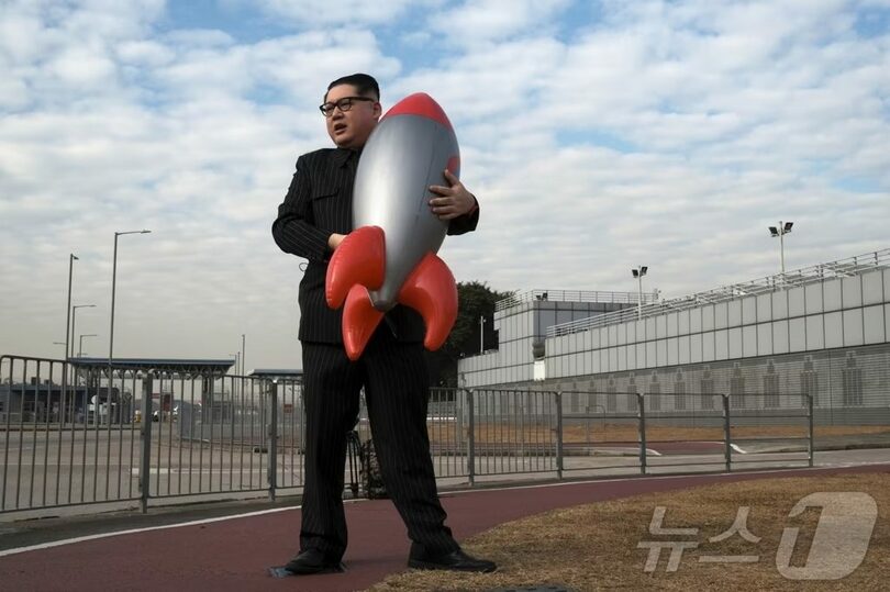 ミサイル模型を手にポーズを取る「偽物キム・ジョンウン」ハワードX(c)Reuters/news1