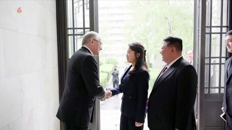 ロシアのマツェゴラ駐北朝鮮大使と握手を交わすキム総書記の娘＝朝鮮中央テレビキャプチャー(c)NEWSIS