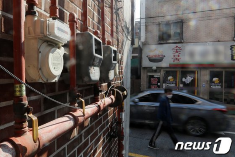 ソウル市内の住宅街に設置されたガスメーターの様子（c）news1