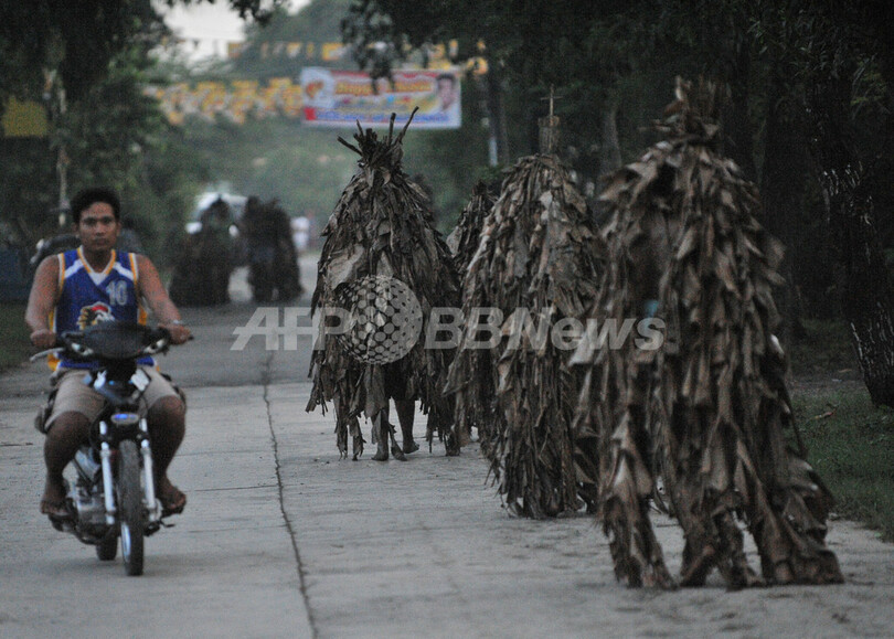 「泥の人」、洗礼者ヨハネ称えるフィリピンの儀式