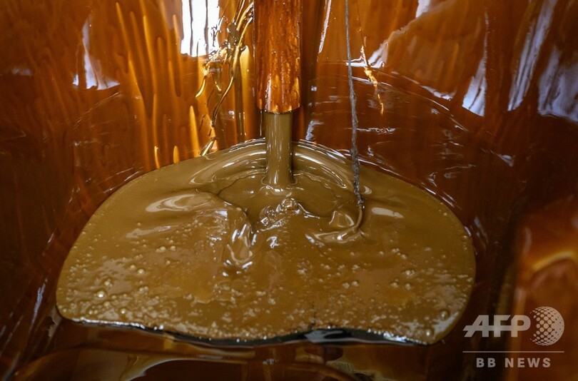 原油風呂で療養、「とても気持ちいい」 アゼルバイジャン