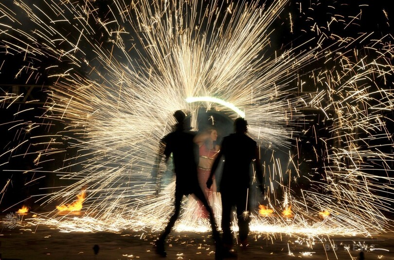 鮮やかな炎のパフォーマンス、ベラルーシの火祭り