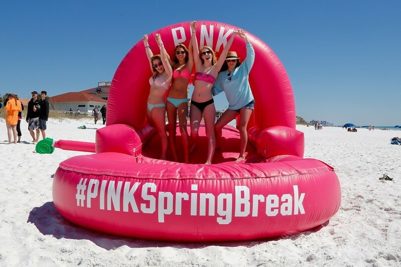 春休み到来！「ヴィクトリアズ・ シークレット ピンク」がビーチパーティー開催