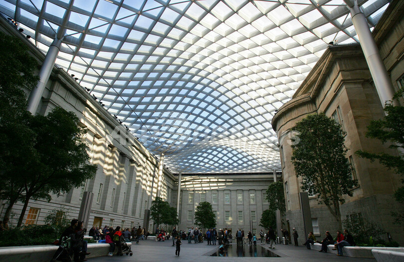 巨匠ノーマン・フォスター設計の優雅な巨大ガラス屋根、完成
