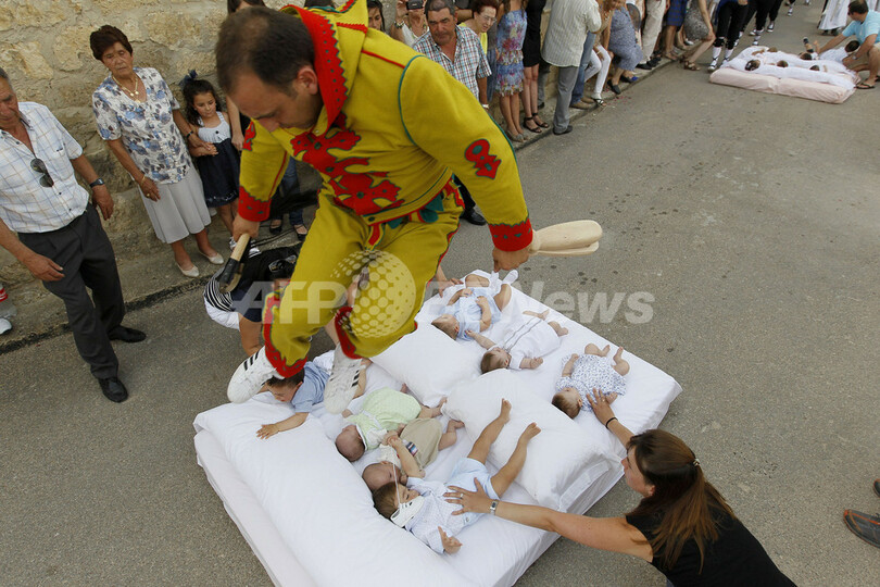 気をつけて 赤ちゃんの上を飛び越えるエル コラチョ祭り スペイン 写真12枚 国際ニュース Afpbb News